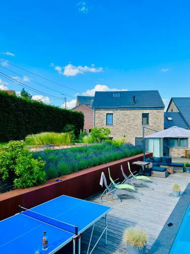Juste � C�t�, Maison De Caract�re Avec Piscine