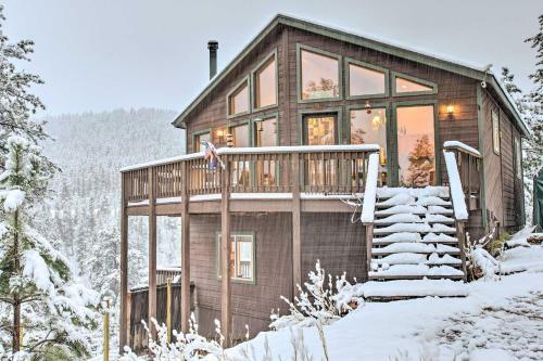 Cozy Bailey Cabin With Sweeping Mountain Views!