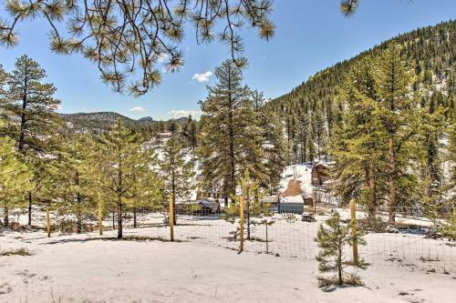 Cozy Bailey Cabin With Sweeping Mountain Views!