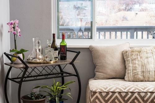 Boho Bungalow- Shuffleboard, Cornhole, 10min From Den
