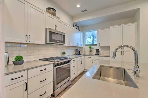 Englewood Townhome With Sweeping Mountain Views