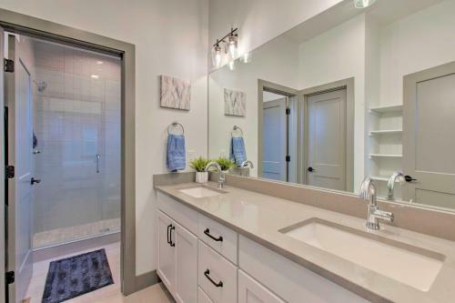 Englewood Townhome With Sweeping Mountain Views