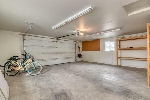 Good Vibrations In This Cozy Downtown Home!
