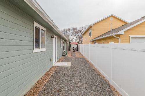Good Vibrations In This Cozy Downtown Home!