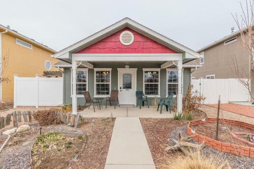 Good Vibrations In This Cozy Downtown Home!