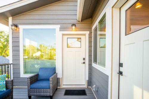 Modern Golden Cottage With Incredible Mtn View!