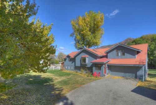 Big Blue House - 4398 Cr 203