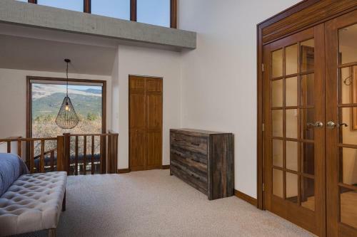 Tamarron Gambel Oak - 786