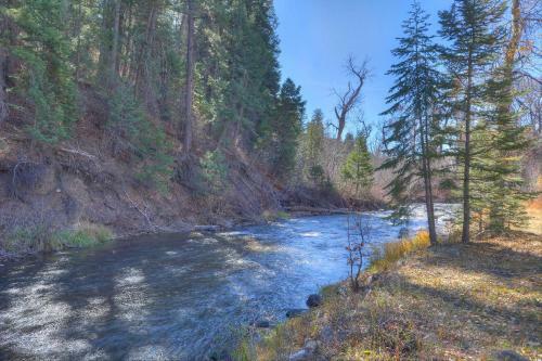 Between The Waters Cabin