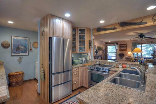 Between The Waters Cabin