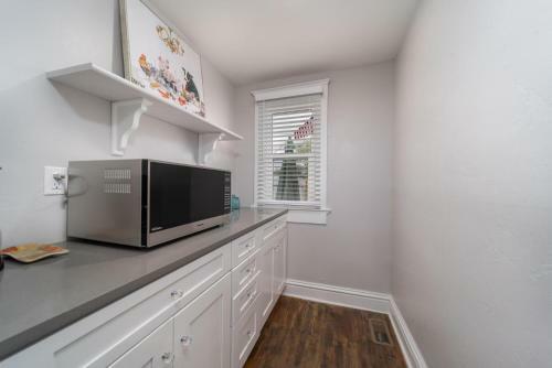 Relax At This Charming And Cozy Downtown Retreat