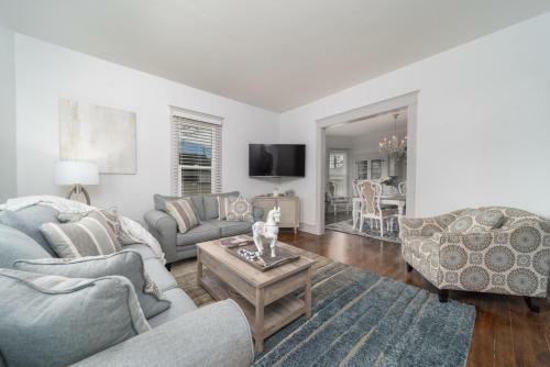 Relax At This Charming And Cozy Downtown Retreat