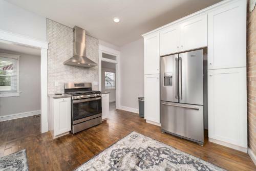 Relax At This Charming And Cozy Downtown Retreat