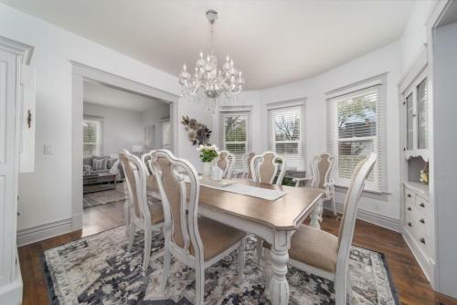 Relax At This Charming And Cozy Downtown Retreat