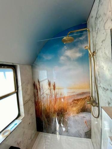 Gleis 1, Auszeit Im Eisenbahn Waggon Mit Whirlpool