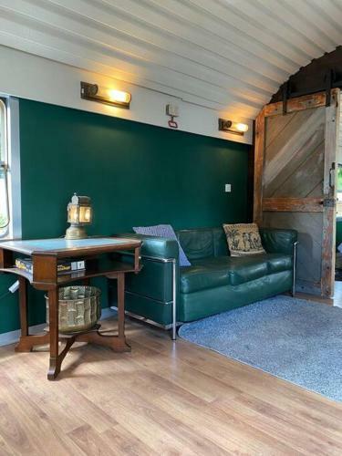 Gleis 1, Auszeit Im Eisenbahn Waggon Mit Whirlpool