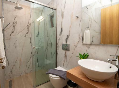 New Stylish Villa With Heated Pool & Jacuzzi!