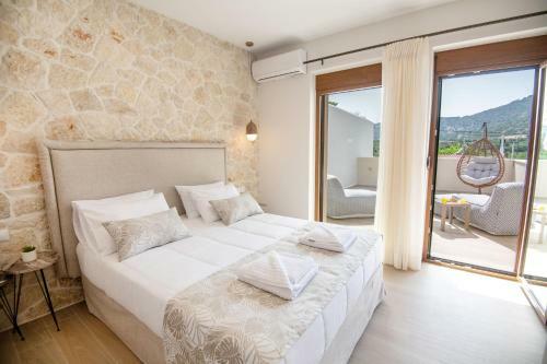 New Stylish Villa With Heated Pool & Jacuzzi!