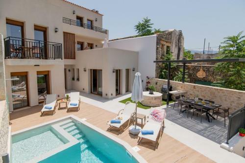New Stylish Villa With Heated Pool & Jacuzzi!