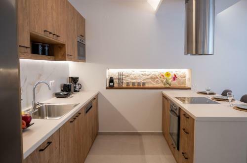New Stylish Villa With Heated Pool & Jacuzzi!
