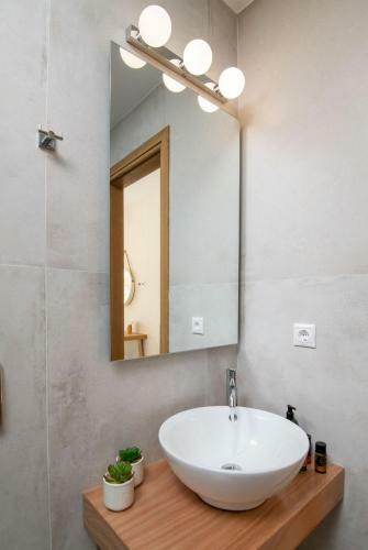 New Stylish Villa With Heated Pool & Jacuzzi!