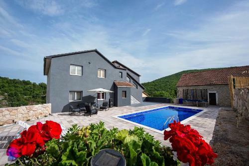 Villa With A Large Private Pool, Parking, Bbq...