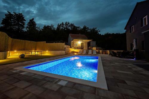 Villa With A Large Private Pool, Parking, Bbq...