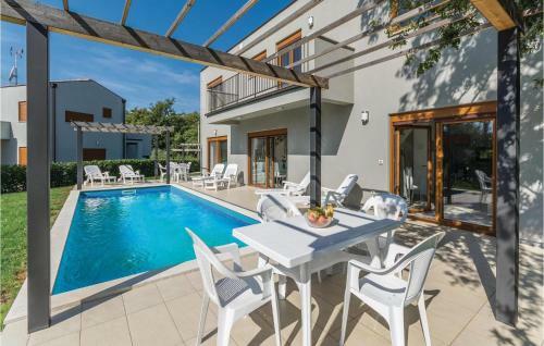 Three-bedroom Holiday Home In Buici
