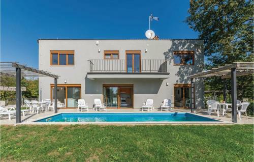Three-bedroom Holiday Home In Buici