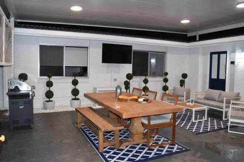 Large Pet Friendly Home With Pool & Boat Parking