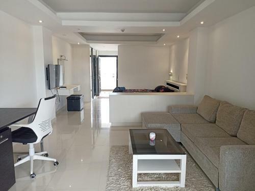 Patong Beach Apartment For Up To 4 Person
