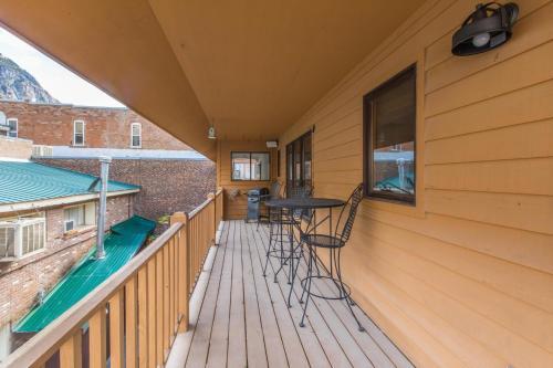 225 6th Avenue #4