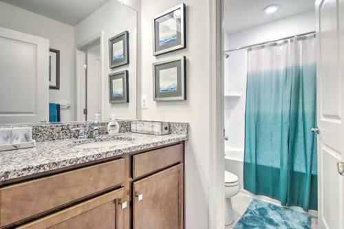 Stylish Townhome With Porch And Modern Interior!