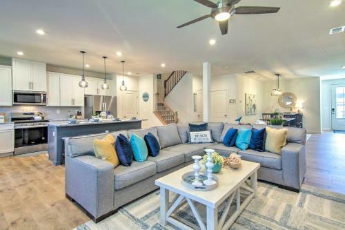 Stylish Townhome With Porch And Modern Interior!