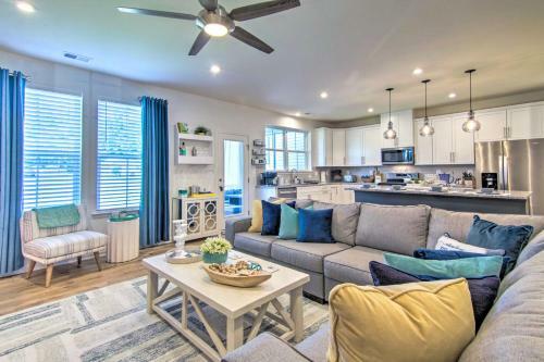Stylish Townhome With Porch And Modern Interior!