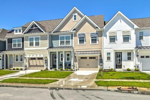 Stylish Townhome With Porch And Modern Interior!