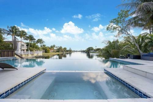 Villa Infinite I Lake House I 10min To Beach
