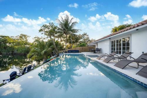 Villa Infinite I Lake House I 10min To Beach