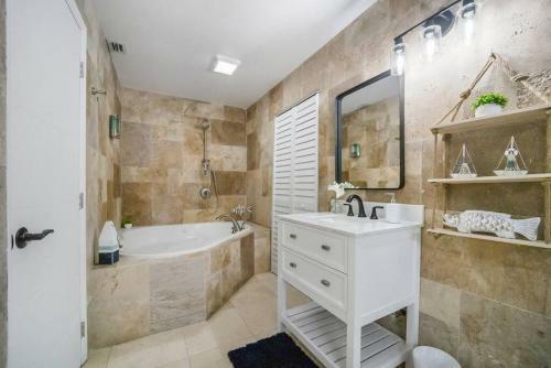 Villa Infinite I Lake House I 10min To Beach