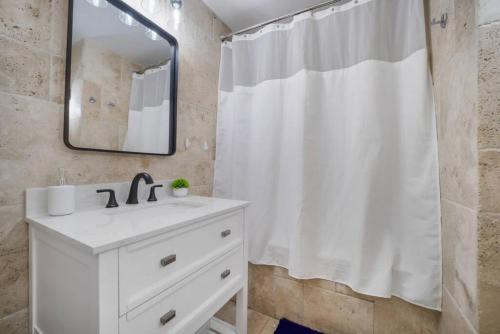 Villa Infinite I Lake House I 10min To Beach