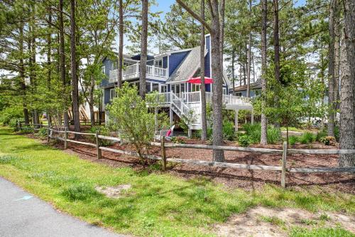 Lake Bethany --- 943 Pine Tree Lane