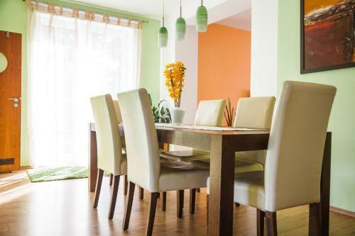Apartm�ny U ?erven�ho Stromu