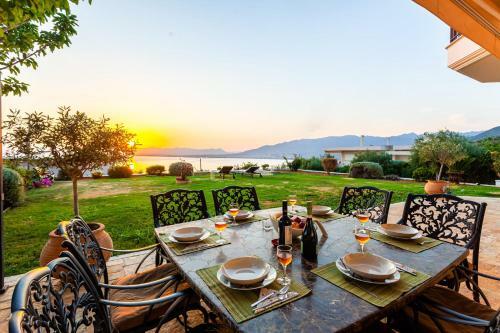 Villa Verga's Magic Sunset - Seaview Getaway