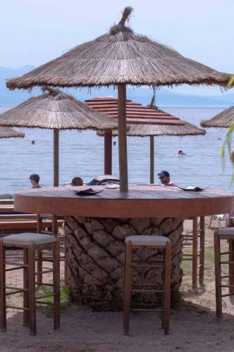 Kima: Relaxing Beach Home Next To Sparkling Waters