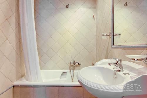 Iris Lux Apartment With 2-bdrms, Ensuite, Netflix
