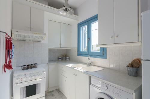 Apartment Overlooking The Sea In Paros