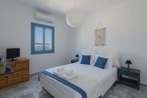 Apartment Overlooking The Sea In Paros