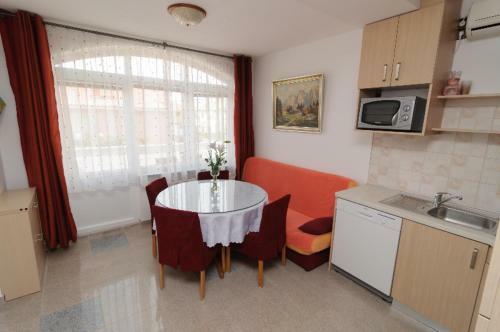 Sandy Beach Apartments Nin