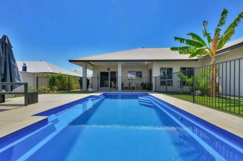 Villa Family Home With Massive Pool