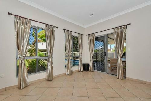 Villa Family Home With Massive Pool